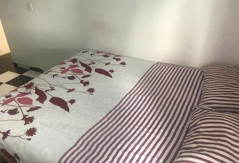 اتاق استاندارد, Aarony House