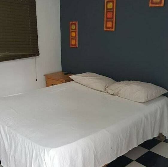 اتاق استاندارد, Aarony House