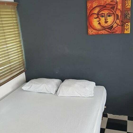 اتاق استاندارد, Aarony House