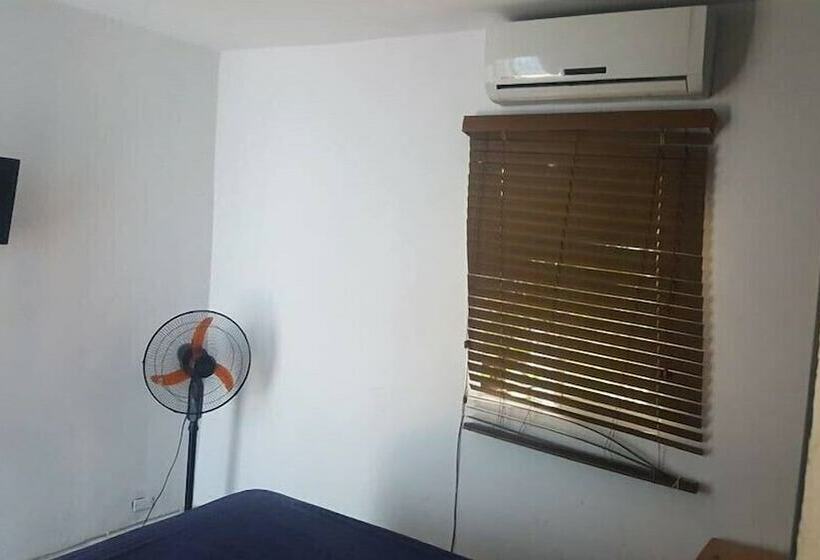 اتاق استاندارد, Aarony House