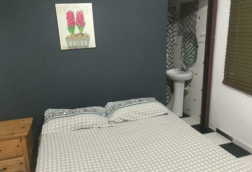 اتاق راحتی, Aarony House