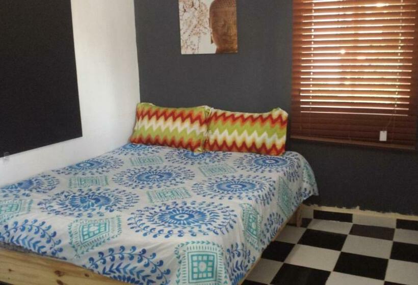 اتاق راحتی, Aarony House