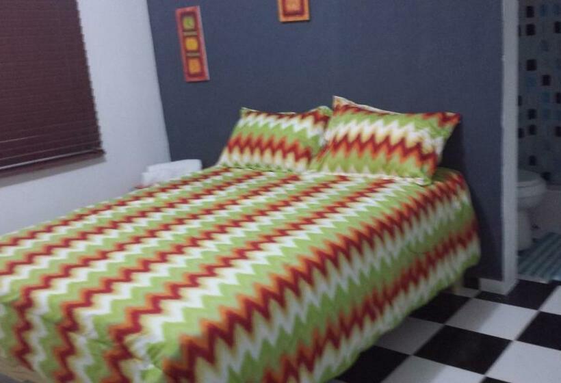 اتاق راحتی, Aarony House