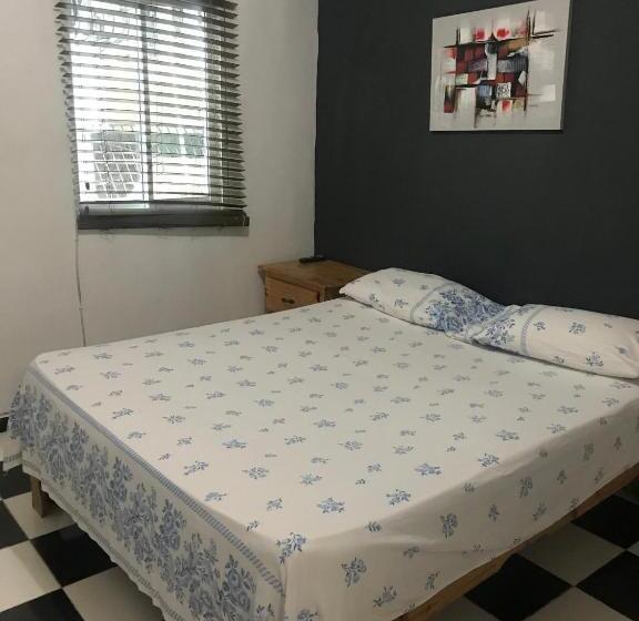 اتاق استاندارد, Aarony House