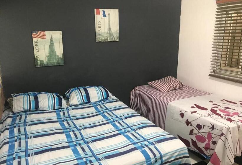 اتاق استاندارد سه نفره, Aarony House