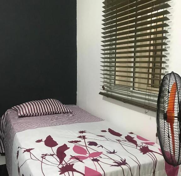 اتاق استاندارد یک نفره, Aarony House