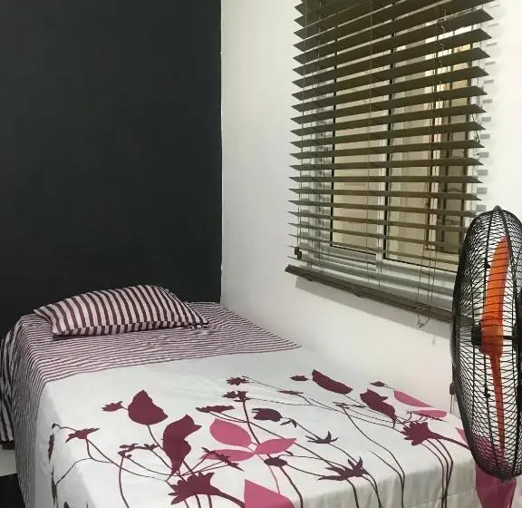 اتاق استاندارد یک نفره, Aarony House