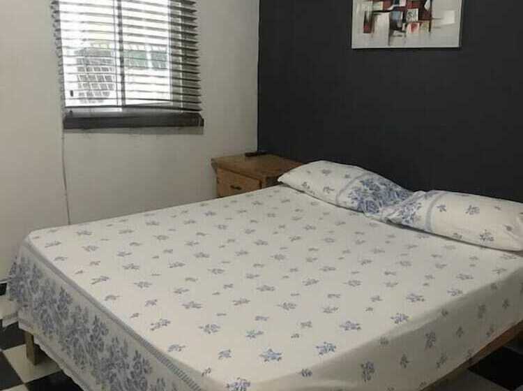 اتاق استاندارد, Aarony House