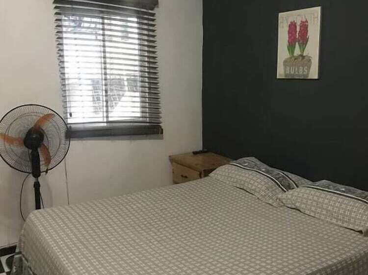 اتاق استاندارد, Aarony House