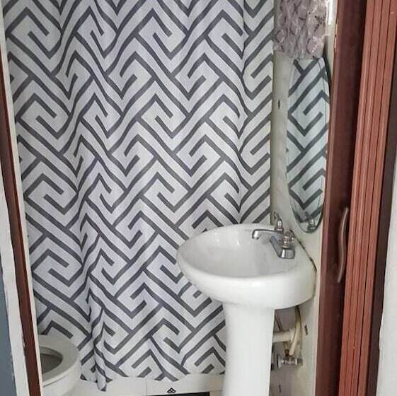 اتاق راحتی, Aarony House