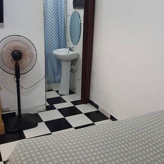 اتاق راحتی, Aarony House