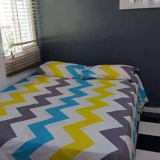 اتاق راحتی, Aarony House