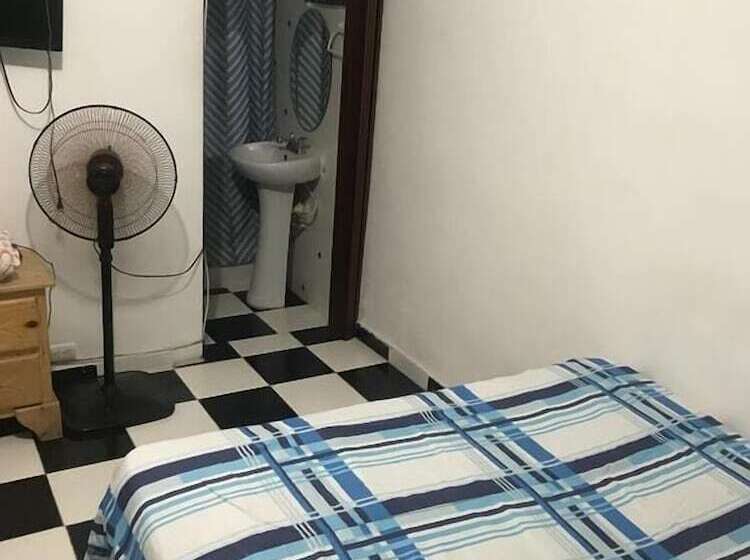 اتاق راحتی, Aarony House