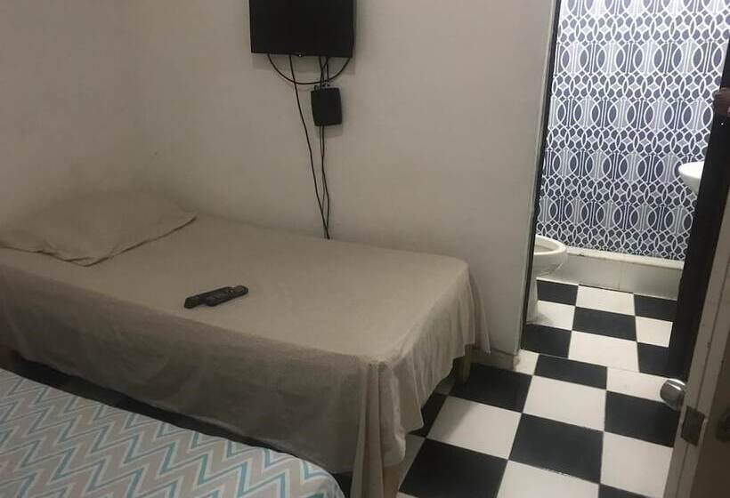 اتاق راحتی, Aarony House