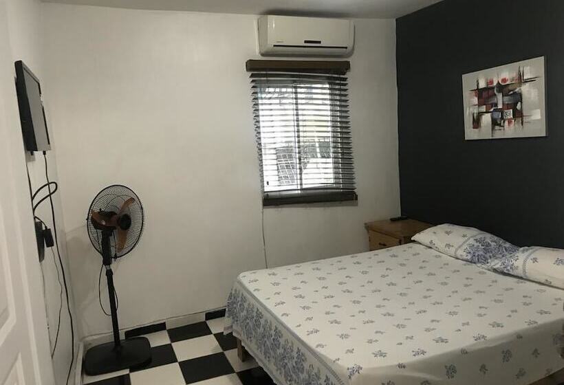 اتاق راحتی, Aarony House