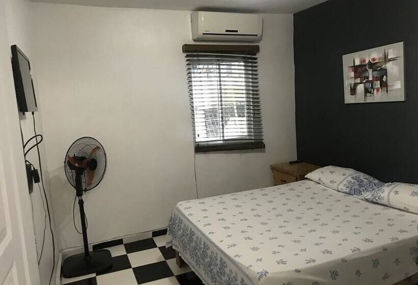 اتاق راحتی, Aarony House