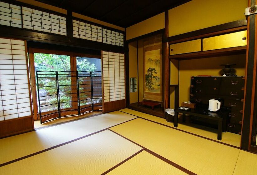 غرفة عائلية, Honmachi Juku