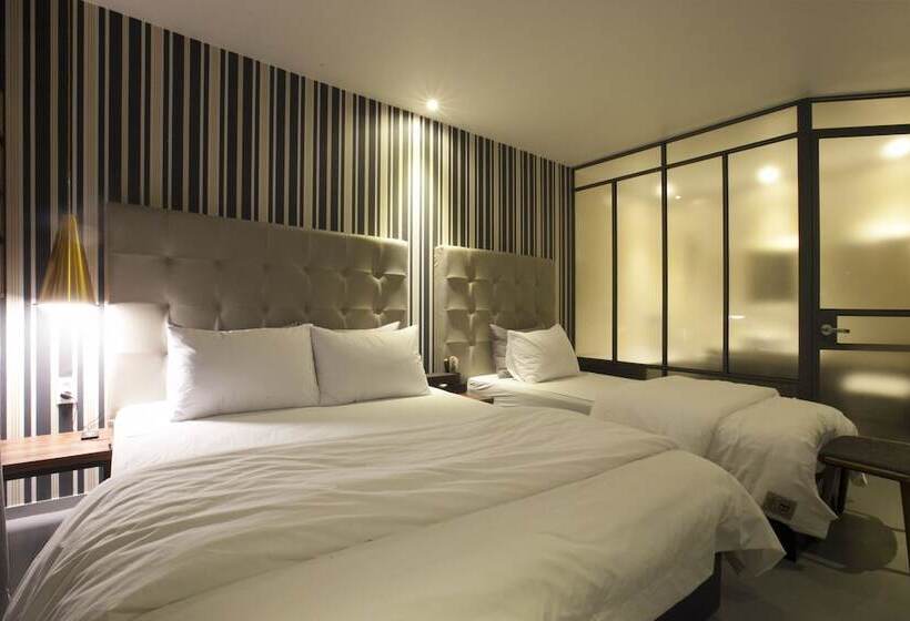 חדר דלוקס, Brown Dot