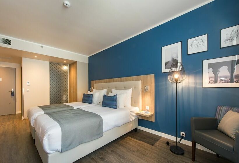 חדר אקזקיוטיב, Three Corners Lifestyle