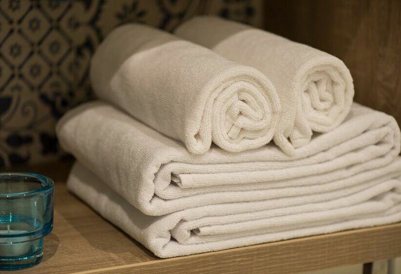 חדר אקזקיוטיב, Three Corners Lifestyle