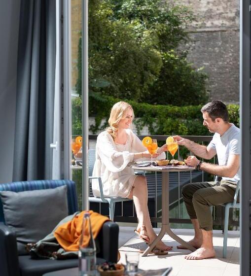 חדר אקזקיוטיב, Three Corners Lifestyle