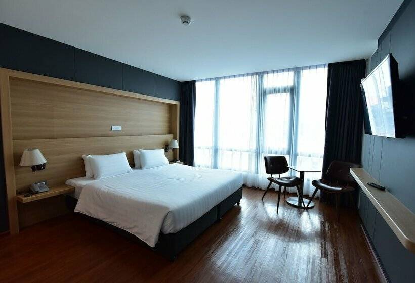 디럭스 룸, The Three Hat Yai