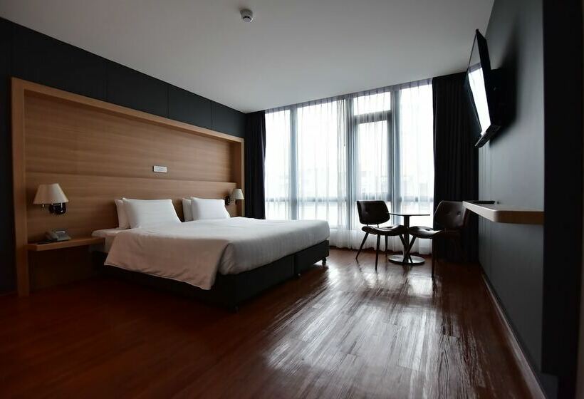 디럭스 룸, The Three Hat Yai