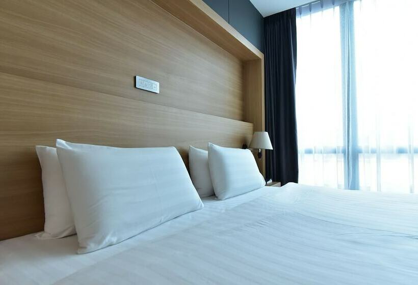 디럭스 룸, The Three Hat Yai