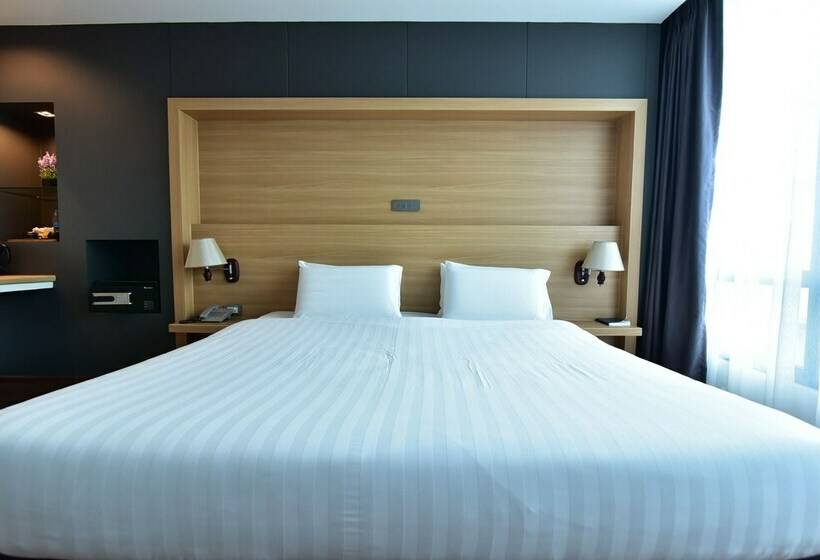 디럭스 룸, The Three Hat Yai