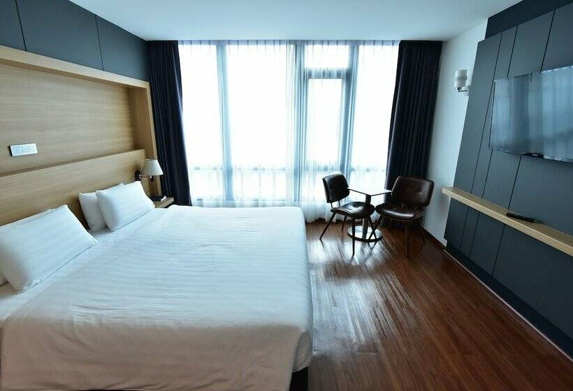 디럭스 룸, The Three Hat Yai