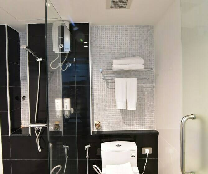 디럭스 룸, The Three Hat Yai