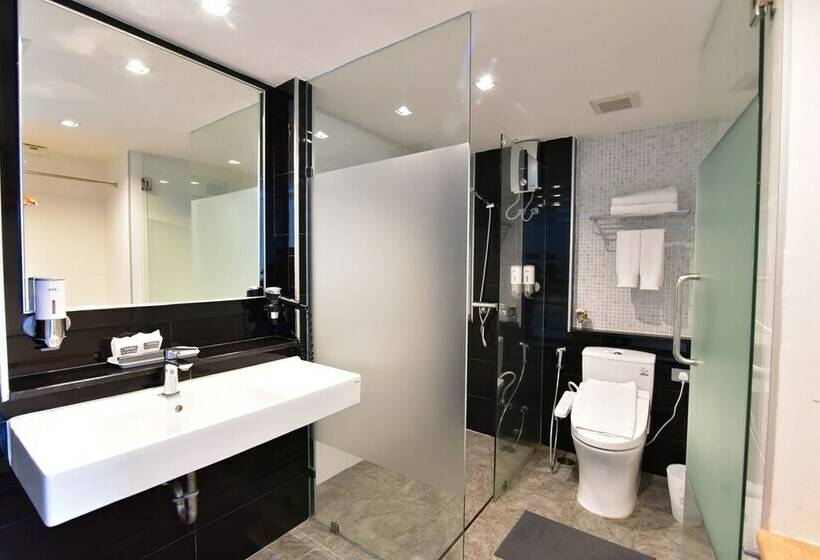 디럭스 룸, The Three Hat Yai