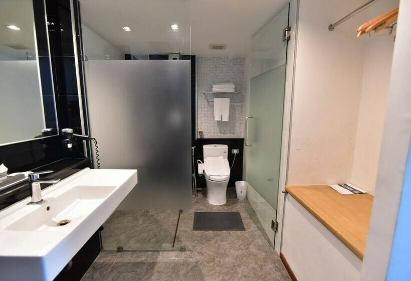 디럭스 룸, The Three Hat Yai