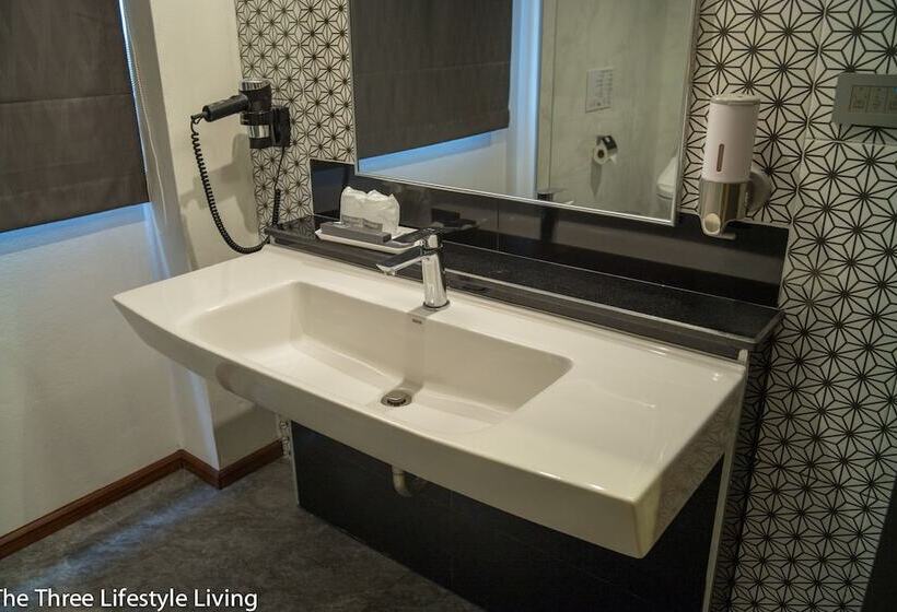 디럭스 룸, The Three Hat Yai