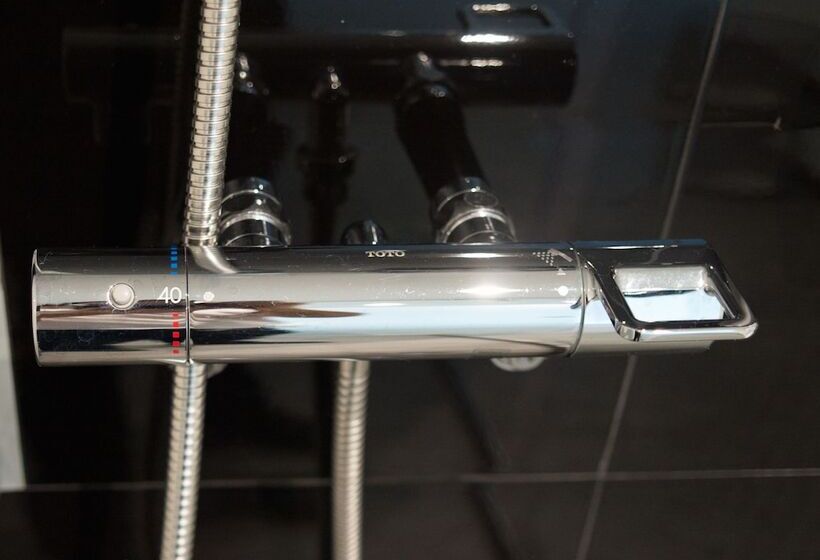 디럭스 룸, The Three Hat Yai