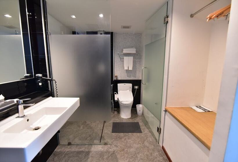 디럭스 룸, The Three Hat Yai