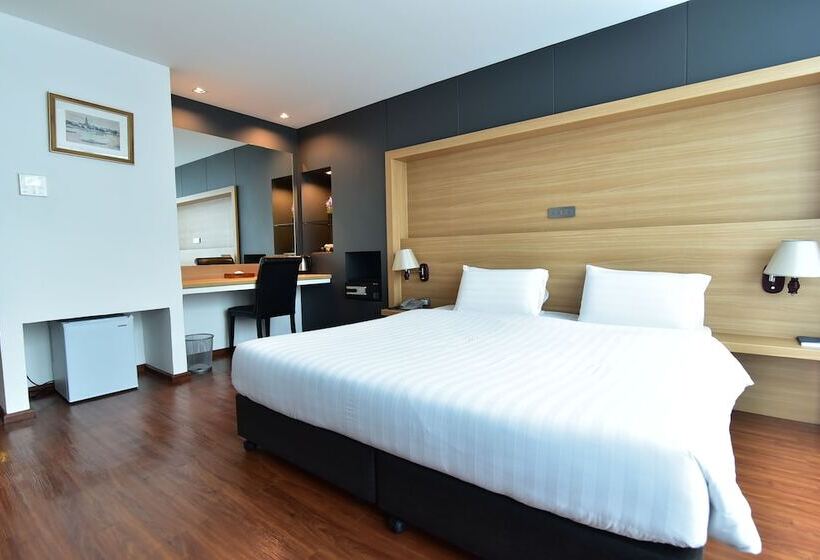 디럭스 룸, The Three Hat Yai