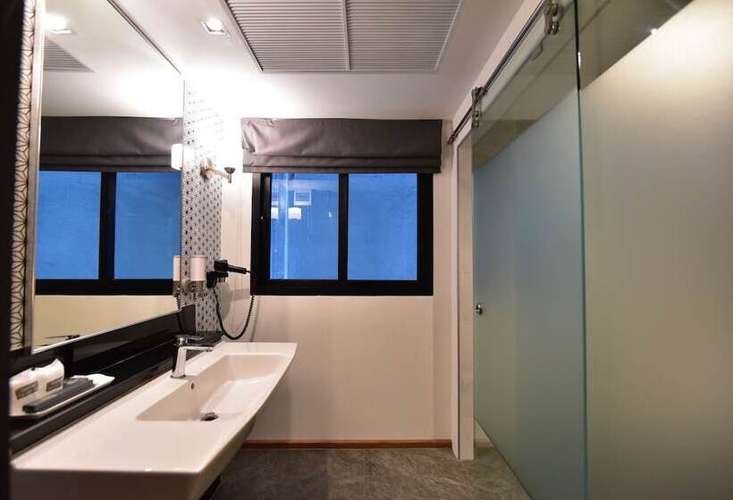 디럭스 룸, The Three Hat Yai