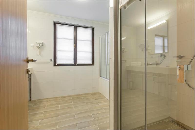 디럭스 룸, The Three Hat Yai