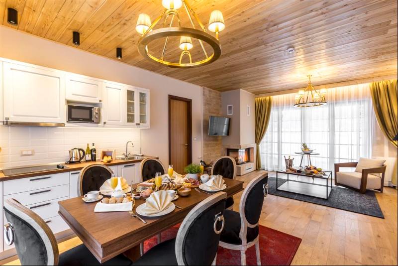 디럭스 룸, The Three Hat Yai