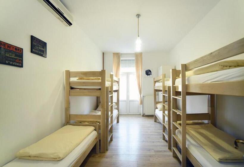 ルームシェアのワンベッド, Hostel Temza