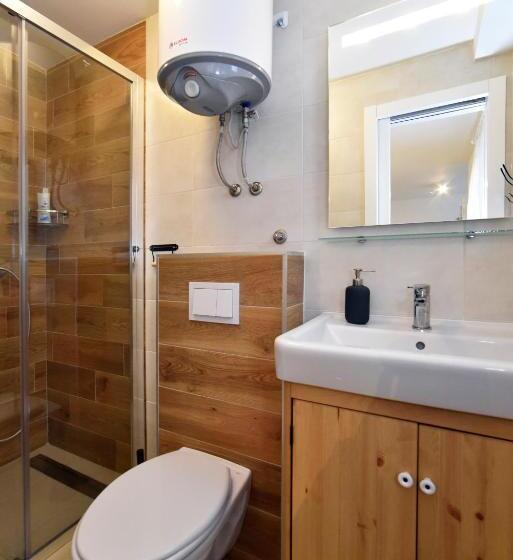 デラックススタジオ, Hostel Temza