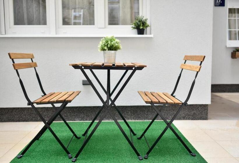 デラックススタジオ, Hostel Temza