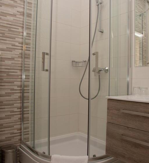 デラックストリプルルーム, Narenta