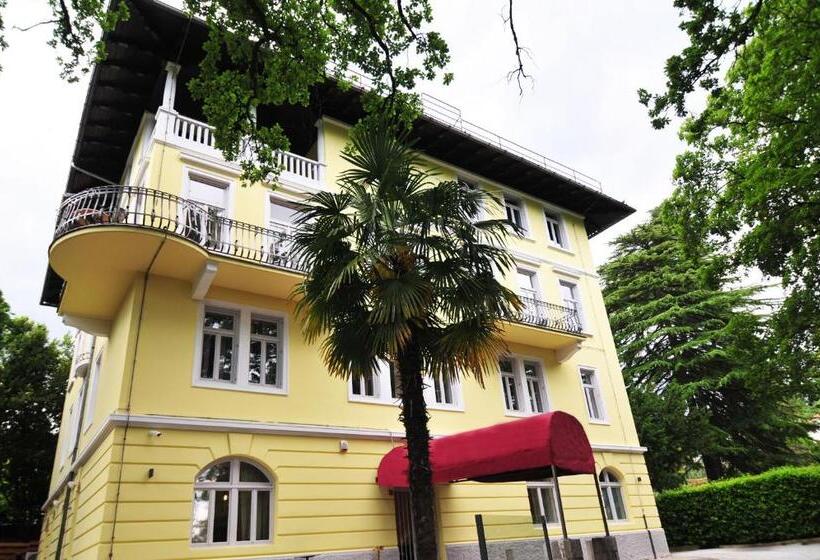 패밀리 룸, Villa Laurel