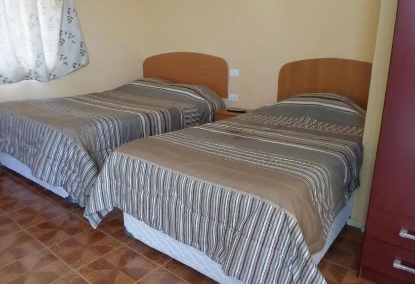 Basic Kolmen Hengen Huone, Hostal Playa Brava