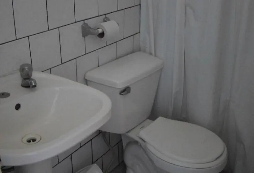 Basic Kolmen Hengen Huone, Hostal Playa Brava