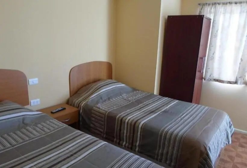 Basic Kolmen Hengen Huone, Hostal Playa Brava