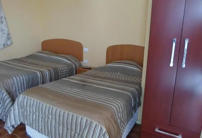 Basic Kolmen Hengen Huone, Hostal Playa Brava