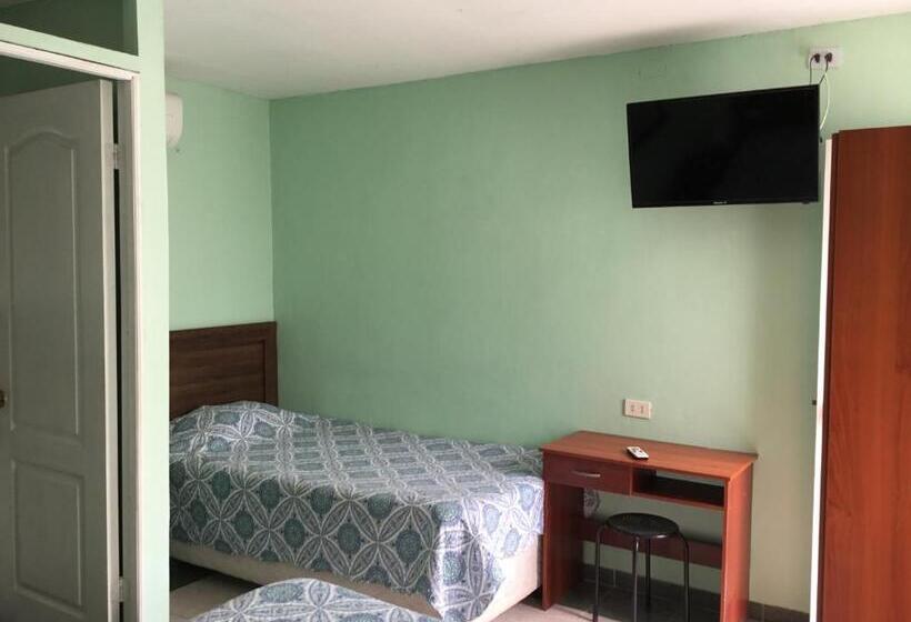 Трехместный Номер Базовый, Hostal Playa Brava